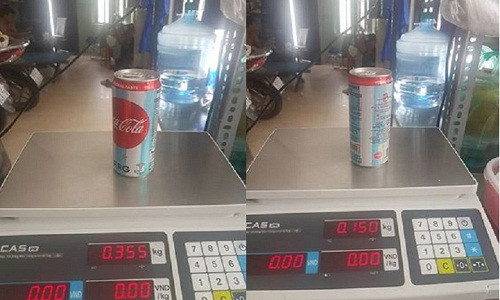 Trọng lượng lon NGK Coca-Cola đầy đủ (trái) và trọng lượng lon NGK Coca-Cola bị thiếu (phải) do anh N.T.S cân đối chiếu. Trọng lượng lon NGK Coca-Cola đầy đủ (trái) và trọng lượng lon NGK Coca-Cola bị thiếu (phải) do anh N.T.S cân đối chiếu.