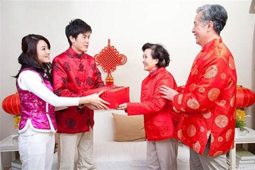 Với người già, tấm khăn nhung, mảnh vải đẹp là món quà Tết ý nghĩa. Bởi nó như một lời chúc ông bà luôn khỏe mạnh. Ảnh: Internet.