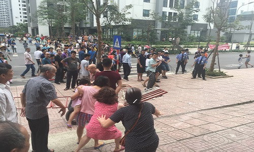 Theo ghi nhận, tiếp tục trưa ngày 14/4 rất đông người dân khu chung cư Goldmark City hô hào cùng nhau dựng hàng rào, xếp dàn xe chắn lối đi lại của cư dân bên Vinaconex 7. Công an và các lực lượng chức năng của phường cũng đã có mặt tại hiện trường, kịp thời ngăn chặn không để xả ra ẩu đả, quá khích. Theo ghi nhận, tiếp tục trưa ngày 14/4 rất đông người dân khu chung cư Goldmark City hô hào cùng nhau dựng hàng rào, xếp dàn xe chắn lối đi lại của cư dân bên Vinaconex 7. Công an và các lực lượng chức năng của phường cũng đã có mặt tại hiện trường, kịp thời ngăn chặn không để xả ra ẩu đả, quá khích.