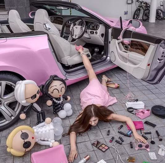 Xem con nha giau the gioi dua nhau nga sap mat de khoe tien