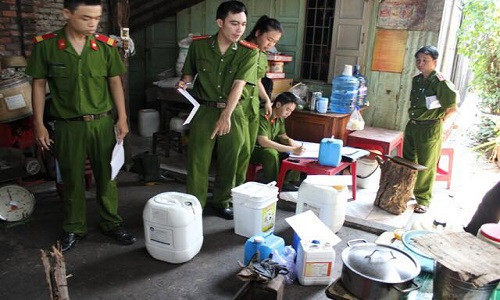 Công an kiểm tra một cơ sở tẩm hoá chất vào thực phẩm. Công an kiểm tra một cơ sở tẩm hoá chất vào thực phẩm.