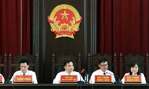 Chiều 30/5, thẩm phán Nghiêm Hoài Anh - Chủ tọa phiên tòa xét xử sơ thẩm vụ án hình sự làm chết 9 bệnh nhân chạy thận nhân tạo tại Bệnh viện đa khoa tỉnh Hòa Bình tuyên bố do tính chất vụ án phức tạp nên nghị án kéo dài và dự kiến tuyên án vào 14h chiều 5/6. Chiều 30/5, thẩm phán Nghiêm Hoài Anh - Chủ tọa phiên tòa xét xử sơ thẩm vụ án hình sự làm chết 9 bệnh nhân chạy thận nhân tạo tại Bệnh viện đa khoa tỉnh Hòa Bình tuyên bố do tính chất vụ án phức tạp nên nghị án kéo dài và dự kiến tuyên án vào 14h chiều 5/6.