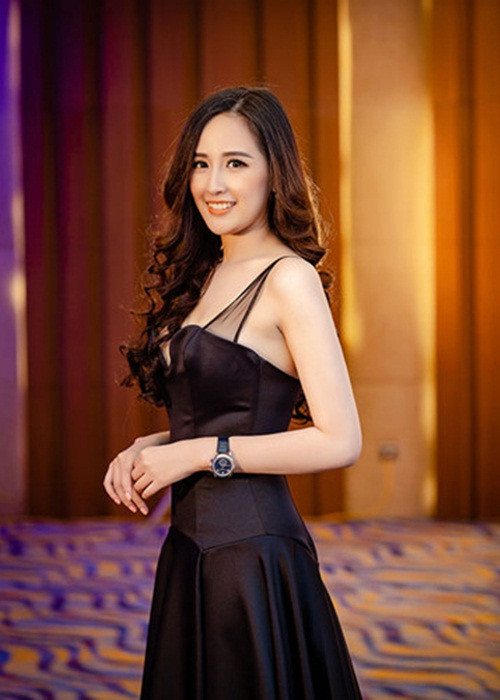 Tham gia một sự kiện mới đây tại Hạ Long, Mai Phương Thúy thu hút sự chú ý của khán giả khi đeo chiếc đồng hồ thương hiệu Patek Philippe có giá khoảng 82.000 USD (hơn 1,8 tỷ đồng). Ảnh: Nguyễn Thành Đạt. Tham gia một sự kiện mới đây tại Hạ Long, Mai Phương Thúy thu hút sự chú ý của khán giả khi đeo chiếc đồng hồ thương hiệu Patek Philippe có giá khoảng 82.000 USD (hơn 1,8 tỷ đồng). Ảnh: Nguyễn Thành Đạt.