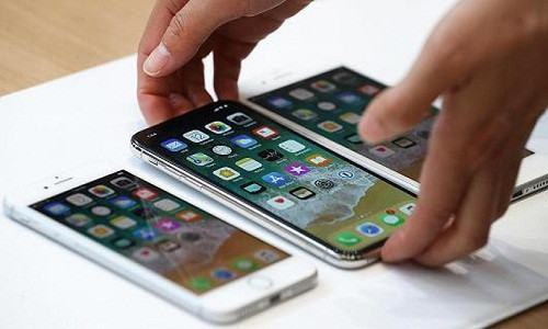 Điện thoại iPhone 8, iPhone X và iPhone 8S được trưng bày trong một sự kiện đặc biệt của Apple vào tháng 9/2017 - Ảnh: Getty Images. Điện thoại iPhone 8, iPhone X và iPhone 8S được trưng bày trong một sự kiện đặc biệt của Apple vào tháng 9/2017 - Ảnh: Getty Images.