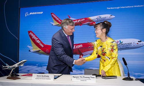 Tại triển lãm hàng không thế giới Farnborough Airshow 2018 (Anh) Hãng hàng không Vietjet và Tập đoàn chế tạo máy bay Boeing (Mỹ) đã ký hợp đồng 100 máy bay B737 MAX trị giá 12,7 tỷ USD. Ảnh: Vietjetair. Tại triển lãm hàng không thế giới Farnborough Airshow 2018 (Anh) Hãng hàng không Vietjet và Tập đoàn chế tạo máy bay Boeing (Mỹ) đã ký hợp đồng 100 máy bay B737 MAX trị giá 12,7 tỷ USD. Ảnh: Vietjetair.