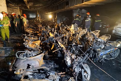 Không phải là trường hợp cháy chung cư cao cấp đầu tiên ở TP HCM nhưng vụ cháy tại chung cư Carina Plaza rạng sáng 23/3 được xem là vụ hỏa hoạn nghiêm trọng nhất trong vòng 15 năm qua ở TP HCM. Ảnh: Tuổi trẻ.