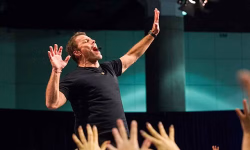 Tony Robbins trong một buổi thuyết trình. Ảnh: Business Insider