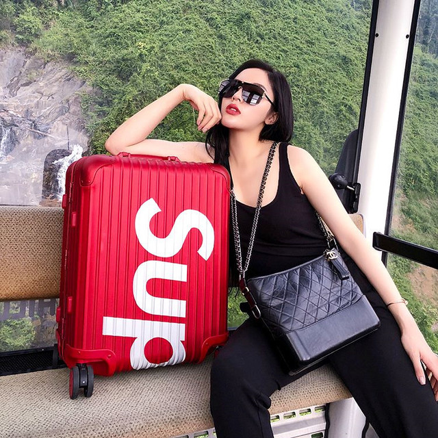 "Khám" kho hàng hiệu sang chảnh của Hoa hậu Việt Đăng quang Hoa hậu Việt Nam 2014, Kỳ Duyên là một trong những người đẹp thường xuyên xuất hiện với những món đồ hàng hiệu đắt tiền. Ảnh: Zing.