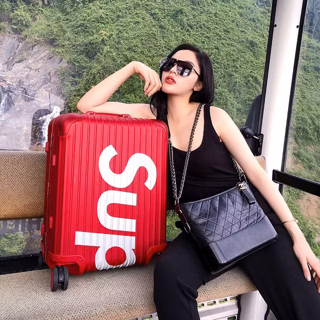 Đăng quang Hoa hậu Việt Nam 2014, Kỳ Duyên là một trong những người đẹp thường xuyên xuất hiện với những món đồ hàng hiệu đắt tiền. Ảnh: Zing.