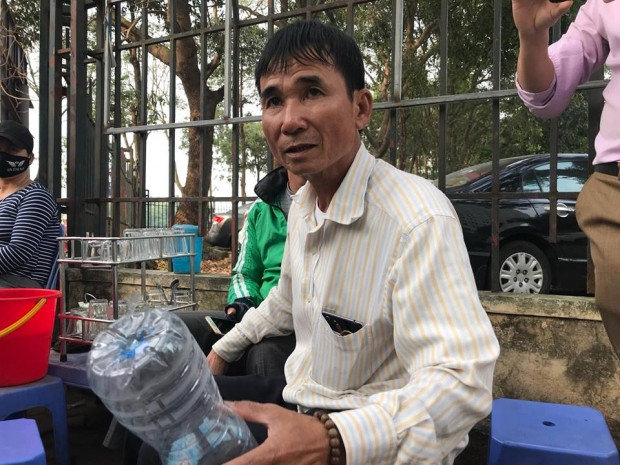 Ông Lai người bắt được con rắn kể lại. Ông Lai người bắt được con rắn kể lại.