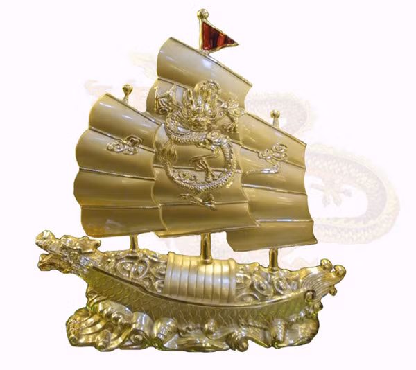 Bên cạnh vàng còn có rất nhiều vật phẩm phong thủy được khách săn lùng trong ngày vía Thần Tài. Ảnh: Baophunu.