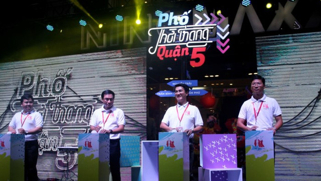 Tối 26/4, phố Thời trang đầu tiên tại TP HCM chính thức ra mắt tại đường Nguyễn Trãi, quận 5. Ảnh: SGGP. Tối 26/4, phố Thời trang đầu tiên tại TP HCM chính thức ra mắt tại đường Nguyễn Trãi, quận 5. Ảnh: SGGP.