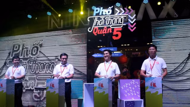 Tối 26/4, phố Thời trang đầu tiên tại TP HCM chính thức ra mắt tại đường Nguyễn Trãi, quận 5. Ảnh: SGGP.