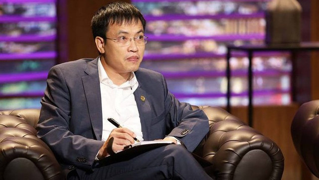 Trong "Thương vụ bạc tỷ mùa 2", Shark Vương (Trần Anh Vương, Tổng giám đốc tại Sam Holdings - SAM, Chủ tịch HĐQT CTCP Đầu tư BVG - BVG) không tham gia với tư cách nhà đầu tư chính - Shark, mà là thành viên ban tổ chức. Ảnh: Vneconomy. Trong "Thương vụ bạc tỷ mùa 2", Shark Vương (Trần Anh Vương, Tổng giám đốc tại Sam Holdings - SAM, Chủ tịch HĐQT CTCP Đầu tư BVG - BVG) không tham gia với tư cách nhà đầu tư chính - Shark, mà là thành viên ban tổ chức. Ảnh: Vneconomy.