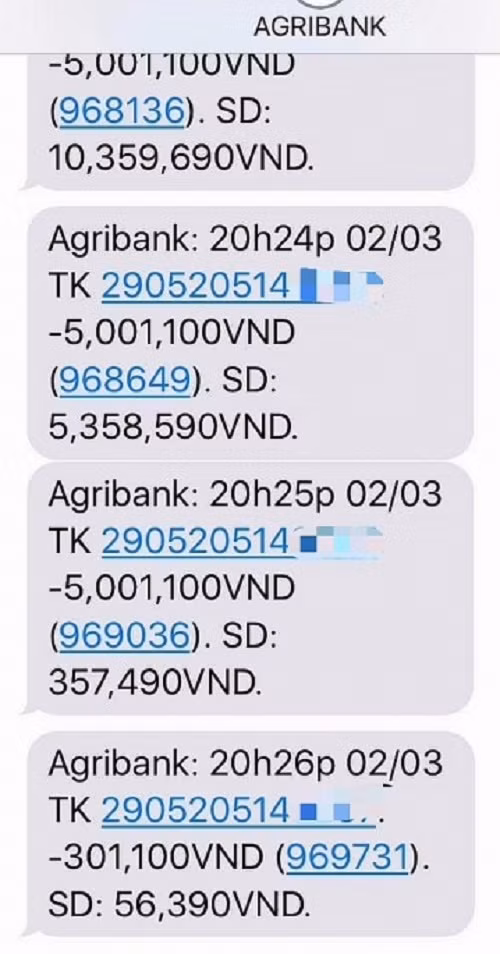 Thông báo trừ tiền trong tài khoản ATM của chị H. Ảnh: PL&XH.