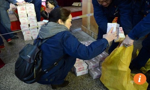 Một công nhân nhà máy thép Phương Đại đang đếm tiền thưởng cho vào bao tải. Ảnh: QQ. Một công nhân nhà máy thép Phương Đại đang đếm tiền thưởng cho vào bao tải. Ảnh: QQ.