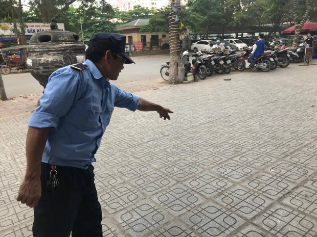 Một người bảo vệ chỉ nơi con rắn rơi xuống đất. Một người bảo vệ chỉ nơi con rắn rơi xuống đất.