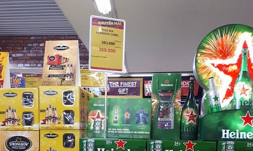 Không treo bảng thông báo tại quầy như năm trước, Big C khẳng định vẫn khống chế lượng mua bia của khách lẻ tối đa 5 thùng/ngày. Ảnh: H. Linh. Không treo bảng thông báo tại quầy như năm trước, Big C khẳng định vẫn khống chế lượng mua bia của khách lẻ tối đa 5 thùng/ngày. Ảnh: H. Linh.