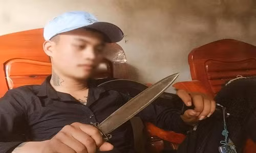 Hình đối tượng Đạt đăng trên facebook cá nhân trước khi gây án vài tiếng đồng hồ.