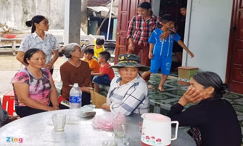 Người dân tập trung tạ nhà anh Việt chờ đón thi thể chị Kiều về quê. Ảnh: Phạm Hòa.