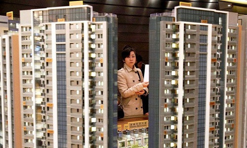 Khách hàng xem một dự án bất động sản mới ở Hong Kong - Ảnh: Reuters Khách hàng xem một dự án bất động sản mới ở Hong Kong - Ảnh: Reuters