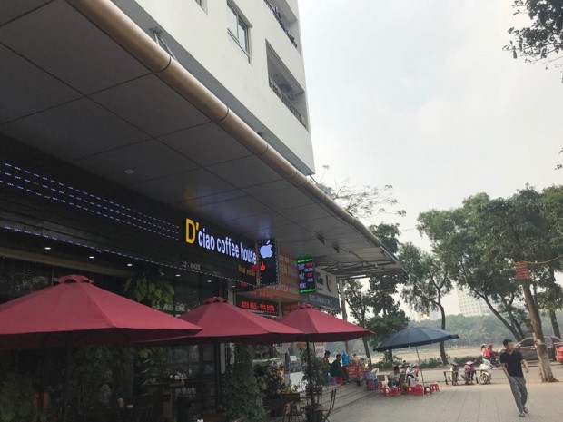 Trước khi con rắn rơi xuống đất, nhiều người nghe thấy tiếng động mạnh ở phần mái tầng 1. Trước khi con rắn rơi xuống đất, nhiều người nghe thấy tiếng động mạnh ở phần mái tầng 1.