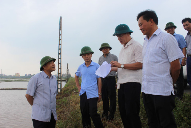 Bộ trưởng Nguyễn Xuân Cường cùng đoàn công tác kiểm tra tuyến đê biển biển 5 ở tỉnh Thái Bình. Bộ trưởng Nguyễn Xuân Cường cùng đoàn công tác kiểm tra tuyến đê biển biển 5 ở tỉnh Thái Bình.