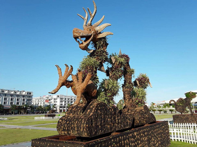 Rồng gầy rộc cũng được phủ đầy cỏ mà không phải những cây hoa sặc sỡ. Rồng gầy rộc cũng được phủ đầy cỏ mà không phải những cây hoa sặc sỡ.