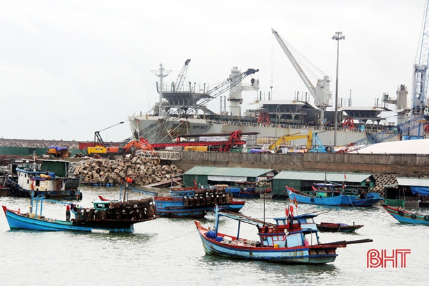 Tàu thuyền đã vào neo đậu tại cảng Vũng Áng, xã Kỳ Lợi, TX Kỳ Anh, Hà Tĩnh. Ảnh: Báo Hà Tĩnh. Tàu thuyền đã vào neo đậu tại cảng Vũng Áng, xã Kỳ Lợi, TX Kỳ Anh, Hà Tĩnh. Ảnh: Báo Hà Tĩnh.