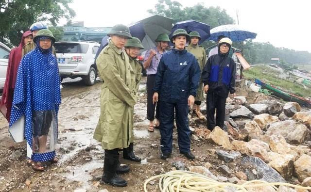 Chủ tịch UBND tỉnh Thanh Hóa Nguyễn Đình Xứng (thứ 2 từ phải sang) chỉ đạo công tác phòng, chống bão số 3. Ảnh: Dân Việt. Chủ tịch UBND tỉnh Thanh Hóa Nguyễn Đình Xứng (thứ 2 từ phải sang) chỉ đạo công tác phòng, chống bão số 3. Ảnh: Dân Việt.