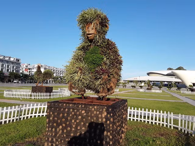 Thời gian gần đây, du khách và người dân Hạ Long khi đến tham quan quảng trường 30/10 (TP Hạ Long, Quảng Ninh) đã vô cùng bất ngờ khi loạt tượng 12 con giáp được bọc vải lưới có chọc lỗ thủng, bên trong thân có chứa đất để trồng hoa nhưng không được chăm sóc cẩn thận đã biến thành những con vật vô cùng kỳ quái, khiến người xem bật cười. Ảnh: cỏ dại mọc khắp tượng khỉ khiến con vật trở lên ngô nghê, ngộ nghĩnh.