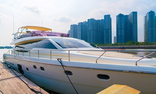 Du thuyền hạng sang Ferretti Yachts 630 có giá lên đến 100 tỷ đồng được Lý Nhã Kỳ đem về Việt Nam vào cuối năm 2016. Đây là thương hiệu cao cấp mà chỉ những ngôi sao và doanh nhân giàu có, nổi tiếng trên thế giới mới đủ điều kiện kinh tế để sở hữu. Du thuyền hạng sang Ferretti Yachts 630 có giá lên đến 100 tỷ đồng được Lý Nhã Kỳ đem về Việt Nam vào cuối năm 2016. Đây là thương hiệu cao cấp mà chỉ những ngôi sao và doanh nhân giàu có, nổi tiếng trên thế giới mới đủ điều kiện kinh tế để sở hữu.