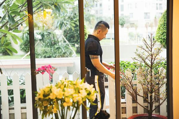 Ban công bên ngoài căn hộ của Vũ Khắc Tiệp được trồng rất nhiều cây tạo hàng rào xanh mát. Ông chủ Venus mới trồng thêm ba chậu hoa giấy đang cho hoa rất đẹp. Ban công bên ngoài căn hộ của Vũ Khắc Tiệp được trồng rất nhiều cây tạo hàng rào xanh mát. Ông chủ Venus mới trồng thêm ba chậu hoa giấy đang cho hoa rất đẹp.