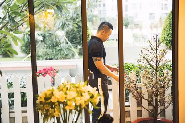Ban công bên ngoài căn hộ của Vũ Khắc Tiệp được trồng rất nhiều cây tạo hàng rào xanh mát. Ông chủ Venus mới trồng thêm ba chậu hoa giấy đang cho hoa rất đẹp.
