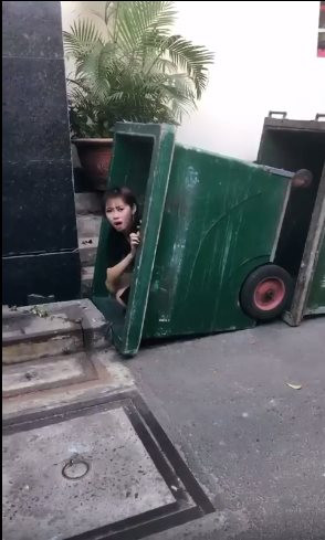 Mới đây, trên mạng xã hội clip cô gái nằm lăn ra đất ăn vạ người yêu mua trà sữa đang thu hút được sự chú ý của cộng đồng mạng. Xem clip nhiều người không khỏi bật cười chào thua trước màn ăn vạ hiếm gặp này. Mới đây, trên mạng xã hội clip cô gái nằm lăn ra đất ăn vạ người yêu mua trà sữa đang thu hút được sự chú ý của cộng đồng mạng. Xem clip nhiều người không khỏi bật cười chào thua trước màn ăn vạ hiếm gặp này.