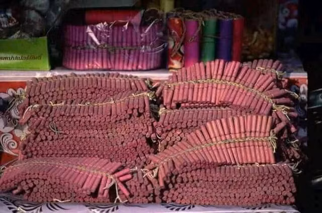 Ngoài bánh chưng, cây Nêu thì Tết xưa còn đặc biệt với những tiếng đùng đoàng, tí tách của các dây pháo hồng. Ngày nay, do sự nguy hiểm nên việc đốt pháo đã bị cấm. Nhưng trên mạng xã hội những dân mạng 7X, 8X vẫn "gây nhớ" tiếng pháo bằng việc sưu tầm những bức ảnh cực độc và hiếm.