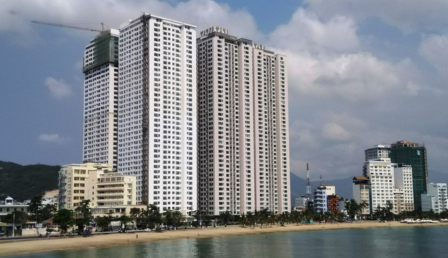 Các tòa cao ốc vượt trần trên 40 tầng của dự án chung cư, khách sạn Oceanus Mường Thanh Viễn Triều đã xây áp sát đường Phạm Văn Đồng và bãi biển danh thắng du lịch Hòn Chồng, Nha Trang- Ảnh: PHAN SÔNG NGÂN Các tòa cao ốc vượt trần trên 40 tầng của dự án chung cư, khách sạn Oceanus Mường Thanh Viễn Triều đã xây áp sát đường Phạm Văn Đồng và bãi biển danh thắng du lịch Hòn Chồng, Nha Trang- Ảnh: PHAN SÔNG NGÂN