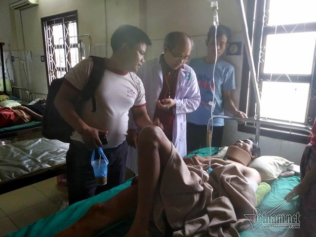 Bác sĩ Nguyễn Thành Công - Phó giám đốc BV Đại học Y dược HAGL hướng dẫn cách giữ tư thế tay phù hợp cho bệnh nhân chạy lũ bị gãy xương đòn đang điều trị tại BV tỉnh Attapeu