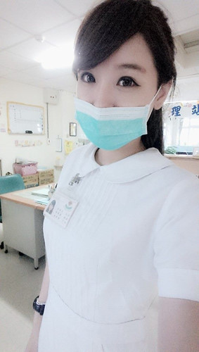 Mới đây, dân mạng Đài Loan, Trung Quốc thích thú truyền tay nhau loạt ảnh về một nữ y tá bịt khẩu trang chụp ảnh “tự sướng” trong phòng khám bệnh viện. Dù che nửa mặt nhưng đôi mắt to tròn, được tỉa tót cẩn thận cùng làn da trắng của cô y tá cũng khiến nhiều bạn trẻ dự đoán rằng nữ y tá này rất xinh đẹp. Mới đây, dân mạng Đài Loan, Trung Quốc thích thú truyền tay nhau loạt ảnh về một nữ y tá bịt khẩu trang chụp ảnh “tự sướng” trong phòng khám bệnh viện. Dù che nửa mặt nhưng đôi mắt to tròn, được tỉa tót cẩn thận cùng làn da trắng của cô y tá cũng khiến nhiều bạn trẻ dự đoán rằng nữ y tá này rất xinh đẹp.