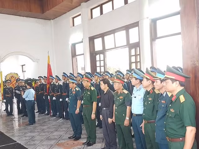 8h: Lễ truy điệu đồng chí Phạm Giang Nam và đồng chí Khuất Mạnh Trí bắt đầu.