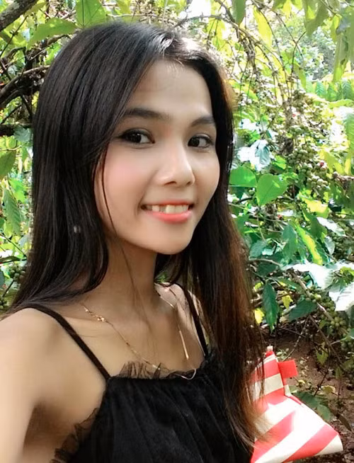 Chung kết Hoa hậu Hoàn vũ Việt Nam 2017 khép lại với vương miện thuộc về H'Hen Niê - người đẹp dân tộc Ê Đê. Sau khi đăng quang, mọi thông tin về tân hoa hậu được tìm kiếm và dân mạng phát hiện H'Hen Niê còn một cô em gái xinh đẹp chẳng kém cạnh.