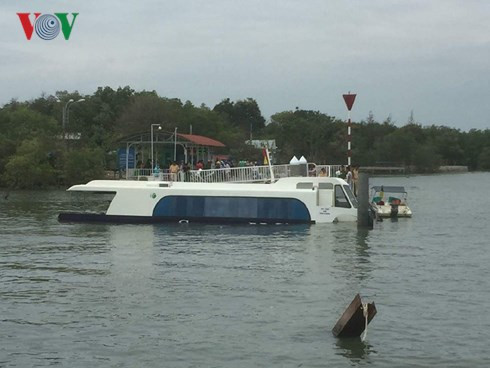 Khoảng 8h30 sáng nay (8/4), tàu cao tốc GREENLINES DP C3 - Sg: 7508 chở 42 hành khách chạy tuyến Vũng Tàu – TP.HCM chuẩn bị cập bến Cầu Đen – Tắc Suất, Thị trấn Cần Thạnh, huyện Cần Giờ thì gặp sự cố khiến tàu bị nước tràn vào khoang. Khoảng 8h30 sáng nay (8/4), tàu cao tốc GREENLINES DP C3 - Sg: 7508 chở 42 hành khách chạy tuyến Vũng Tàu – TP.HCM chuẩn bị cập bến Cầu Đen – Tắc Suất, Thị trấn Cần Thạnh, huyện Cần Giờ thì gặp sự cố khiến tàu bị nước tràn vào khoang.