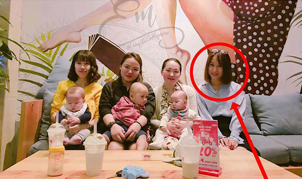 Mới đây, hình ảnh chụp nhóm bạn thân là nữ được cộng đồng mạng quan tâm. Trong hình, 4 cô gái ngồi dàn hàng ngang, trong đó có 3 cô tay ẵm em bé, mỗi cô ngồi cuối vẫn lẻ bóng. Khoảnh khắc này nhanh chóng được nhiều bạn nữ và nhiều hội nhóm bạn thân chia sẻ. Rất nhiều người thảng thốt bật cười vì nhận ra mình trong đó. Nhiều nhóm cũng tag tên nhau, cùng dự đoán xem ai sẽ là người cuối cùng 'chưa chịu lấy chồng'. Mới đây, hình ảnh chụp nhóm bạn thân là nữ được cộng đồng mạng quan tâm. Trong hình, 4 cô gái ngồi dàn hàng ngang, trong đó có 3 cô tay ẵm em bé, mỗi cô ngồi cuối vẫn lẻ bóng. Khoảnh khắc này nhanh chóng được nhiều bạn nữ và nhiều hội nhóm bạn thân chia sẻ. Rất nhiều người thảng thốt bật cười vì nhận ra mình trong đó. Nhiều nhóm cũng tag tên nhau, cùng dự đoán xem ai sẽ là người cuối cùng 'chưa chịu lấy chồng'.