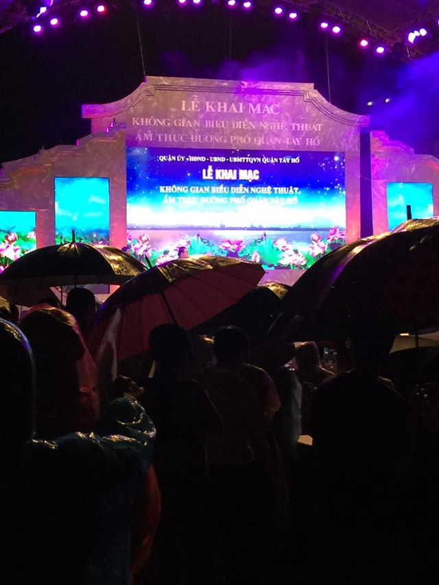 Tối nay (11/5), tuyến phố đi bộ thứ 2 của Hà Nội mang tên cố nhạc sĩ Trịnh Công Sơn đã chính thức ra mắt. Mặc dù trời đã đổ mưa trước giờ khai mạc nhưng không ít người dân Thủ đô vẫn đội mưa để chờ xem, tuyến phố đi bộ mới gì đặc sắc. Tối nay (11/5), tuyến phố đi bộ thứ 2 của Hà Nội mang tên cố nhạc sĩ Trịnh Công Sơn đã chính thức ra mắt. Mặc dù trời đã đổ mưa trước giờ khai mạc nhưng không ít người dân Thủ đô vẫn đội mưa để chờ xem, tuyến phố đi bộ mới gì đặc sắc.