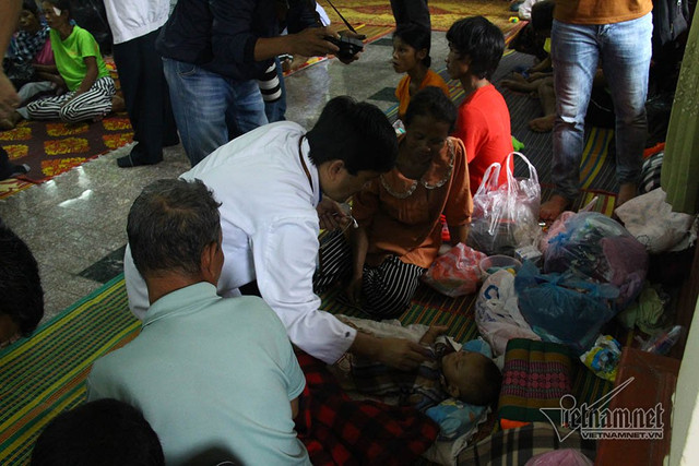 Tại BV đa khoa tỉnh Attapeu cũng xuất hiện các bác sĩ Việt thăm khám cho nhân dân Lào