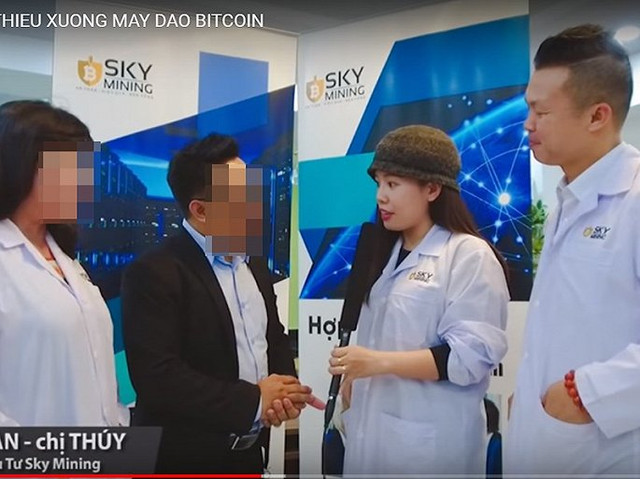 Nhà đầu tư trong một lần đến thăm Công ty Sky Mining. (Ảnh cắt ra từ YouTube) Nhà đầu tư trong một lần đến thăm Công ty Sky Mining. (Ảnh cắt ra từ YouTube)