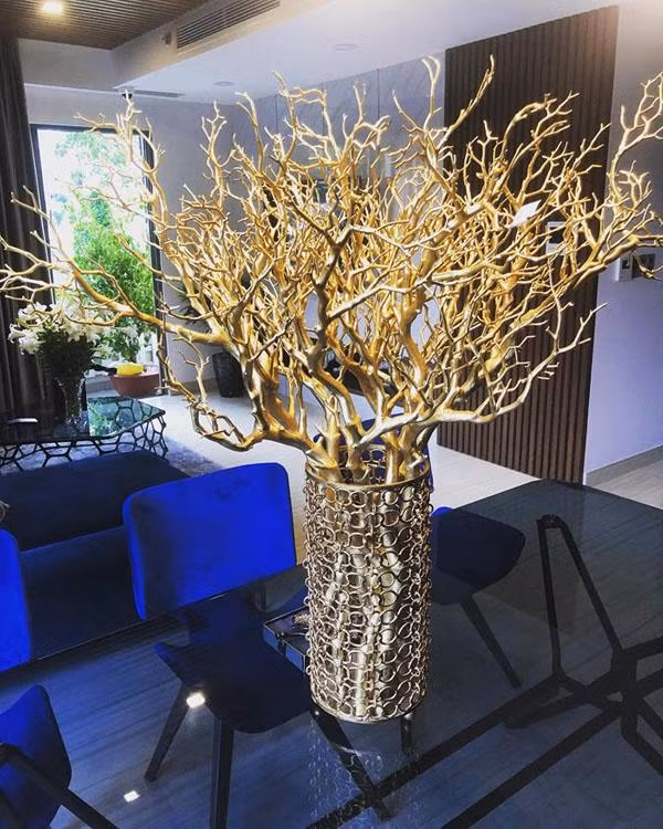 Các loại cành khô sơn vàng cũng được Vũ Khắc Tiệp chọn lựa để trang trí nhà rất phù hợp và sang trọng.
