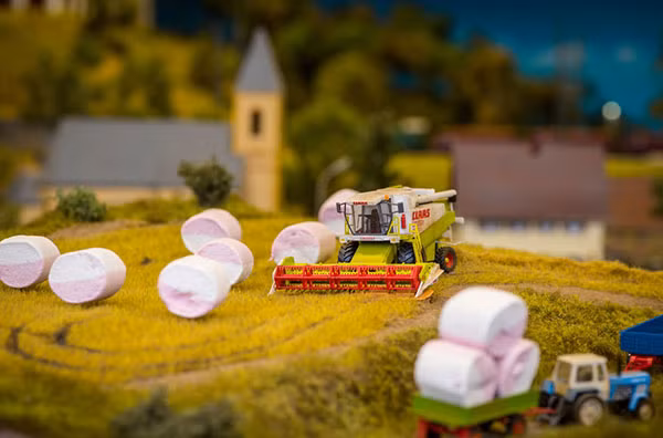 Theo Bored Panda, Peter Csakvari (28 tuổi, đến từ Hungary), là nghệ sĩ đã sáng tạo ra bộ ảnh tí hon độc đáo miêu tả cuộc sống sinh hoạt y như thật vừa qua được dân mạng vô cùng chú ý.