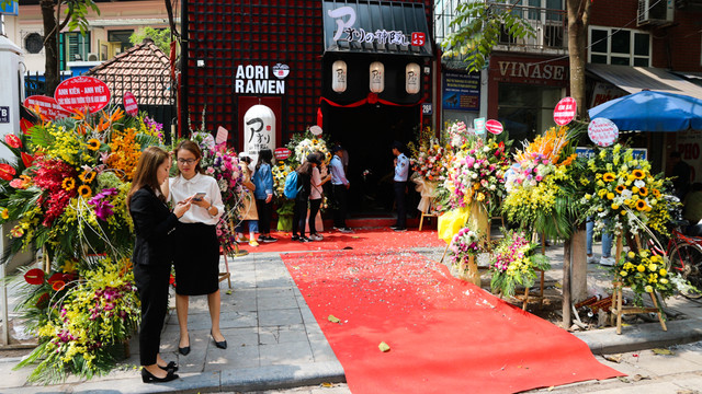 Sáng từ 3/3/2018 trên phố Lý Thái Tổ bất ngờ xuất hiện hàng dài những bạn trẻ xếp hàng ngồi đợi ra mắt một cửa hàng khiến nhiều người đi đường tò mò và hỏi ra mới biết đó là sự kiện khai trương quán mì Aori Ramen đầu tiên tại Hà Nội. Sáng từ 3/3/2018 trên phố Lý Thái Tổ bất ngờ xuất hiện hàng dài những bạn trẻ xếp hàng ngồi đợi ra mắt một cửa hàng khiến nhiều người đi đường tò mò và hỏi ra mới biết đó là sự kiện khai trương quán mì Aori Ramen đầu tiên tại Hà Nội.