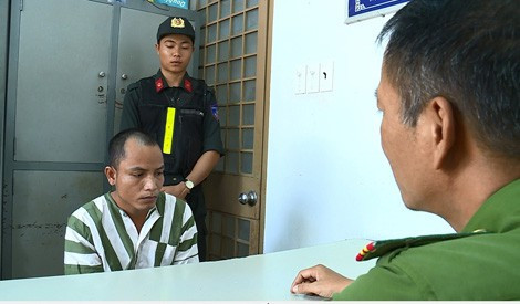 CSĐT Công an tỉnh Tây Ninh lấy lời khai một đối tượng cướp tài sản.